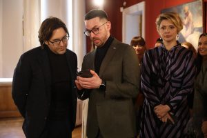 Андрей Малахов наградил победительниц конкурса «Платье с историей»