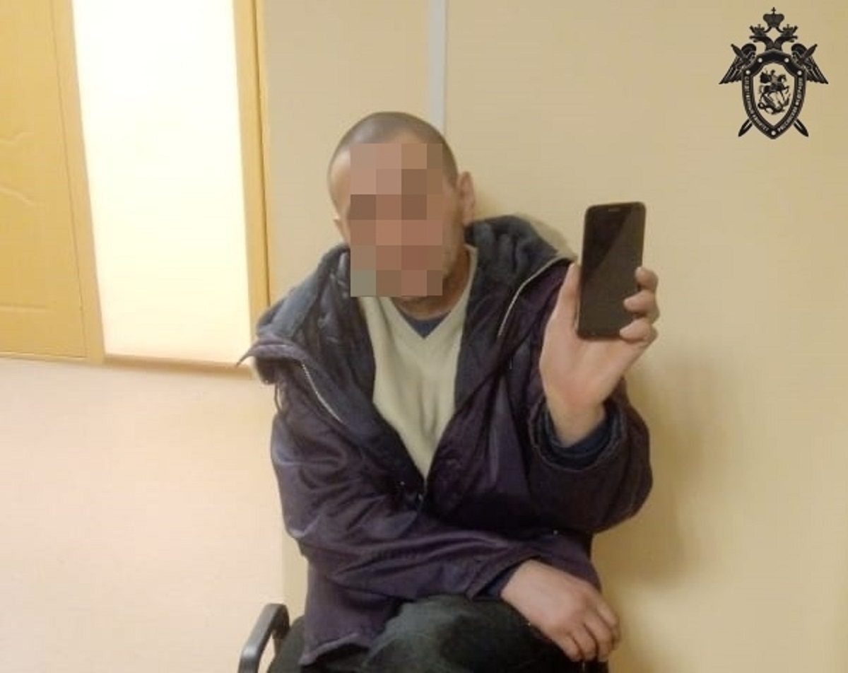 Мужчина на остановке похитил у школьницы телефон за 7,5 тысяч рублей на Бору