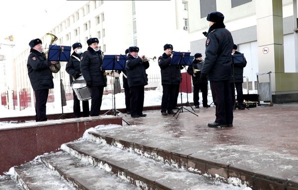 Оркестр нижегородского областного главка полиции дал концерт около станции метро «Горьковская»