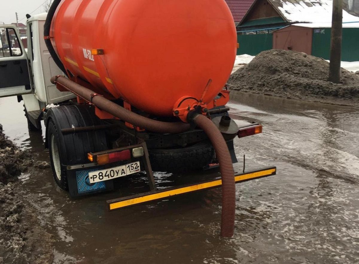 Около 400 кубометров талых вод откачено с улиц Автозаводского района за сутки
