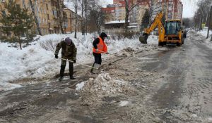 Коммунальщики откачивают талую воду на улицах Нижнего Новгорода