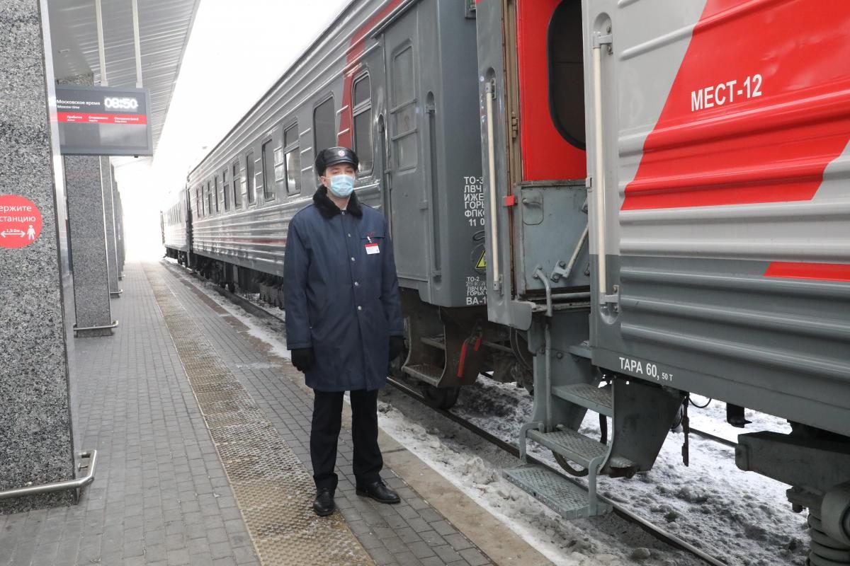 Снятый с поезда пьяный пассажир напал с ножом на нижегородских полицейских