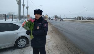 В Нижнем Новгороде стартовала акция «Цветы для автоледи»