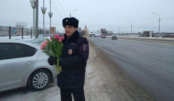 В Нижнем Новгороде стартовала акция «Цветы для автоледи»