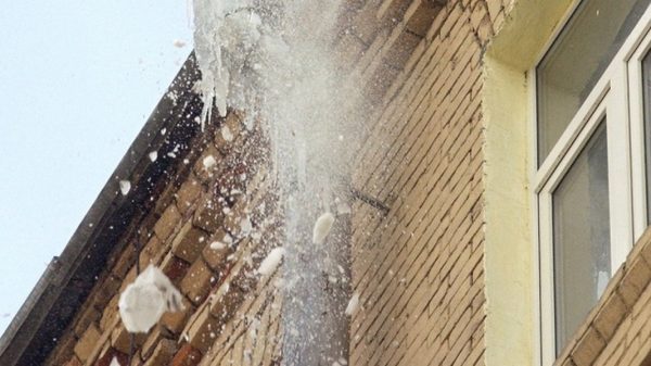 Уголовное дело возбуждено из-за глыбы льда, упавшей на голову женщине в Дзержинске
