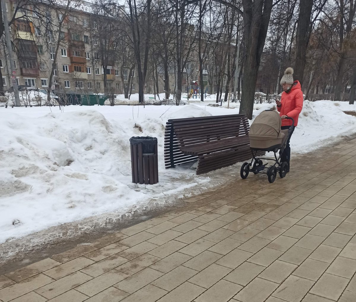 Сквер имени Прыгунова на Автозаводе почистили от снега после обращения общественников