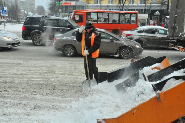 На Автозаводе очищают улицы по жалобам жителей