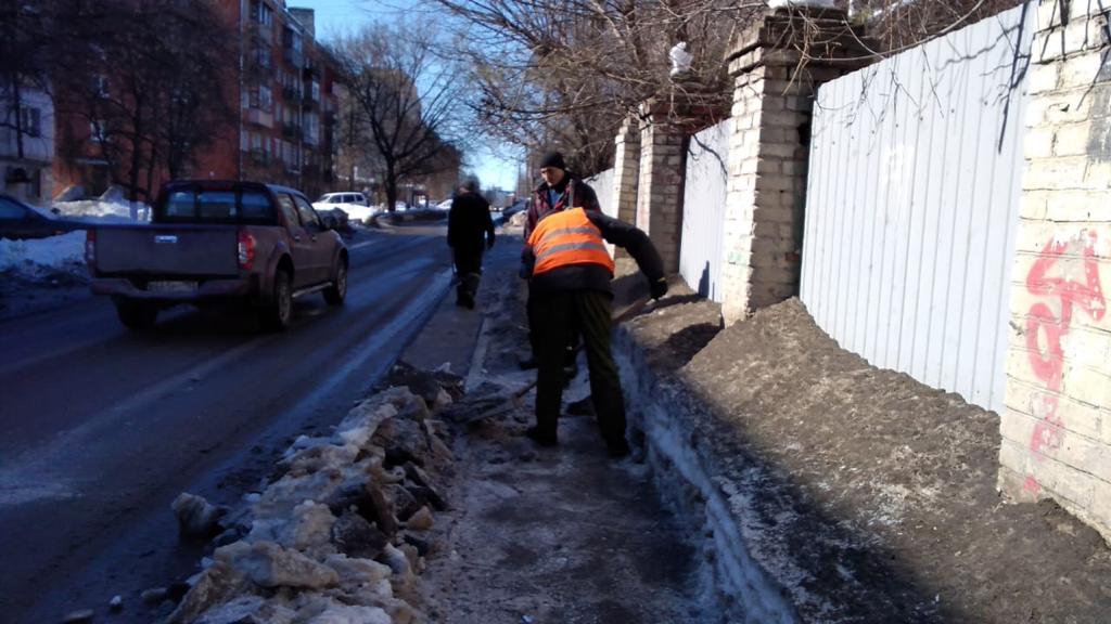 В Советском районе продолжаются работы по расчистке тротуаров на улицах Ашхабадская и Белинского