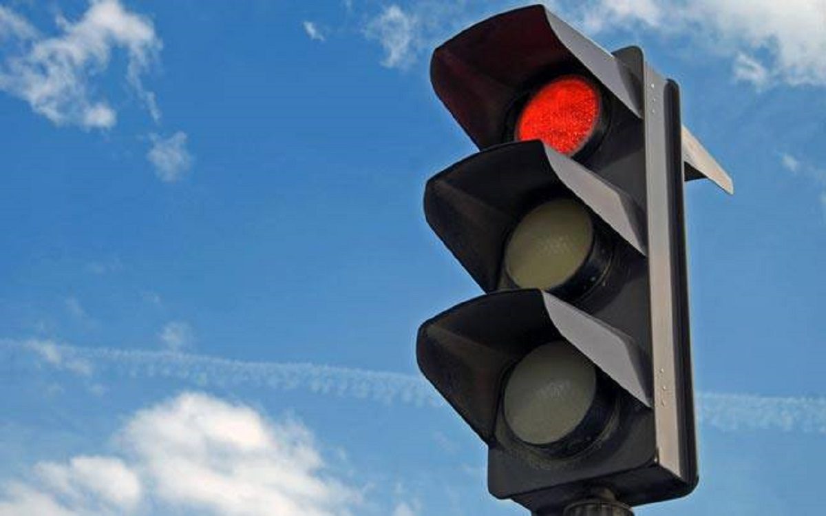 На перекрестке улиц Белинского и Ошарской изменили режим работы светофора