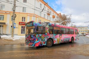 Фото дня: Троллейбус с «Битлз» и Элвисом Пресли запустили в Дзержинске