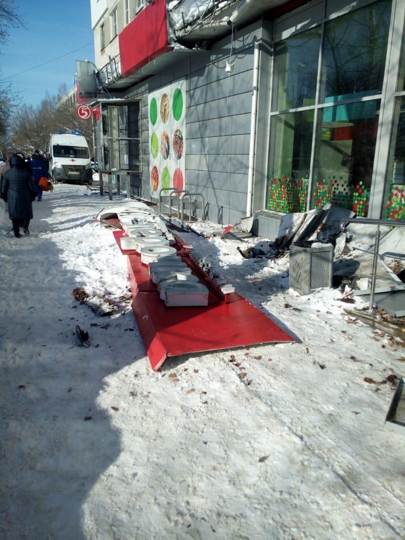 Вывеска магазина упала на женщину в Автозаводском районе Нижнего Новгорода