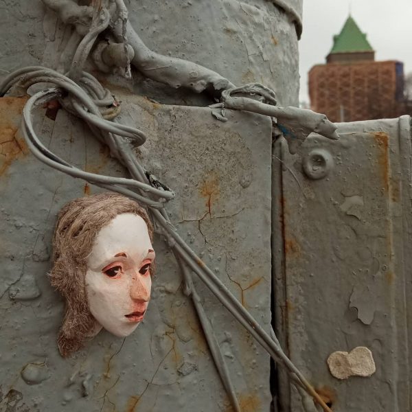 Уличная художница разместила в Нижнем Новгорода кукольные головы