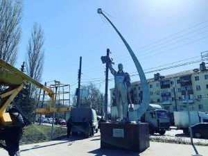 Космонавту на проспекте Ленина в Нижнем Новгороде добавили спутник
