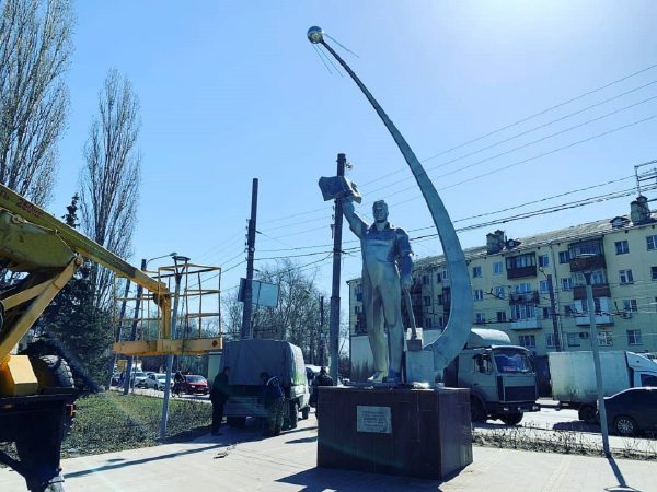 Космонавту на проспекте Ленина в Нижнем Новгороде добавили спутник