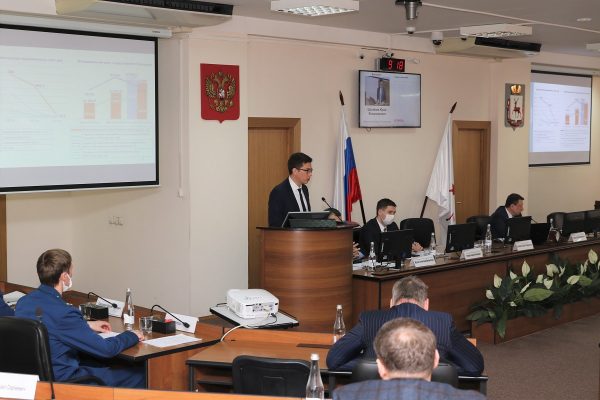 Юрий Шалабаев представил депутатам отчёт о своей работе