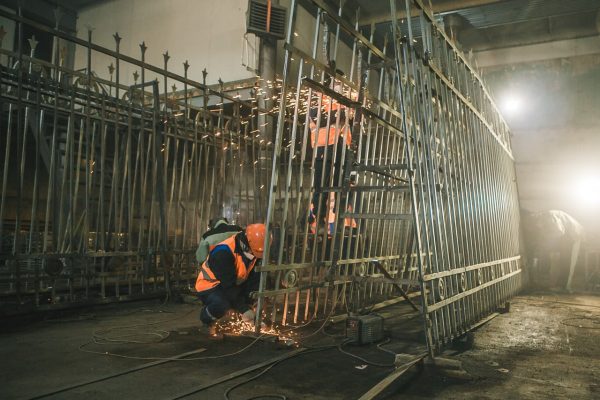 В парке «Швейцария» показали, как проходит реставрация ограды