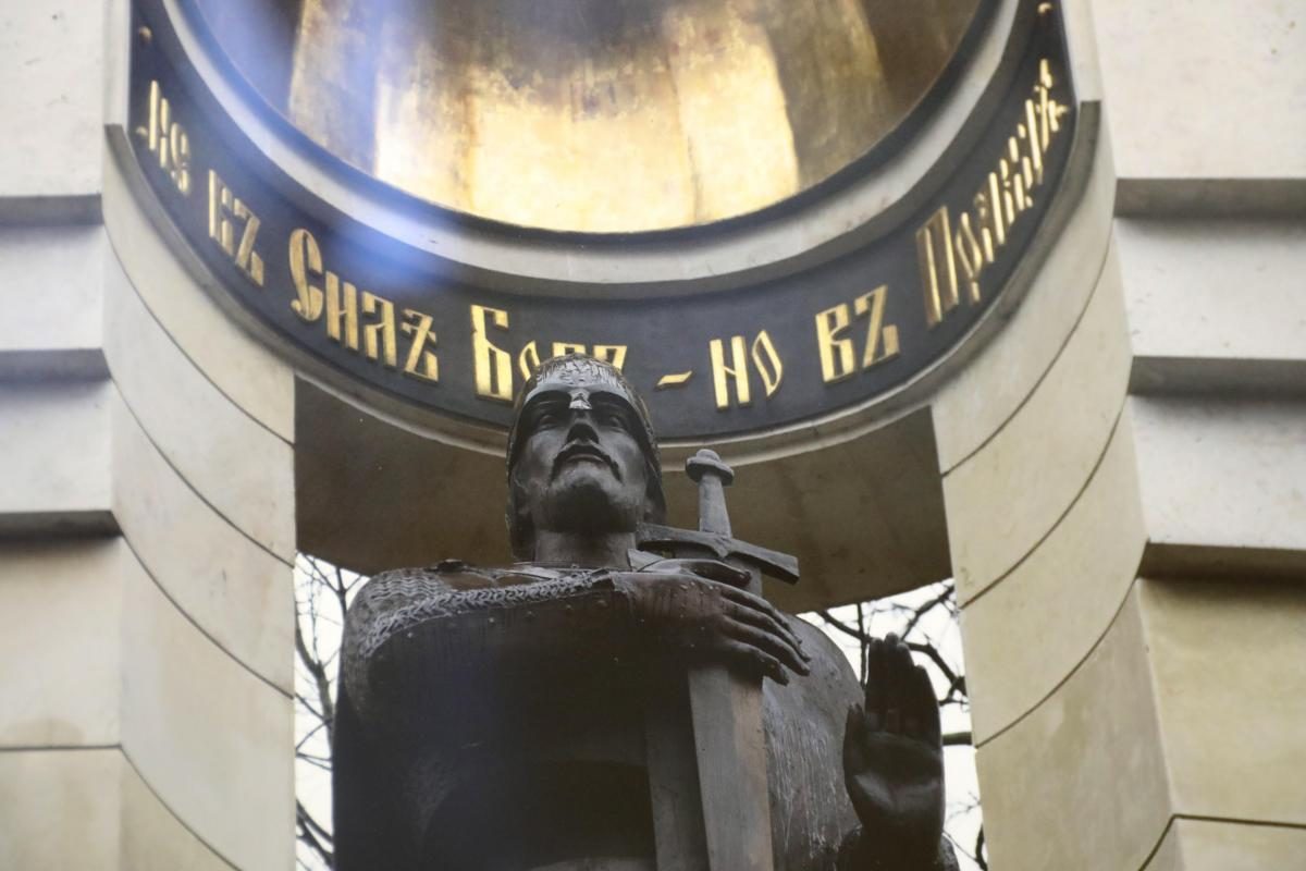 Скульпторы промыслов «Саро» подарили музею скульптуру Александра Невского
