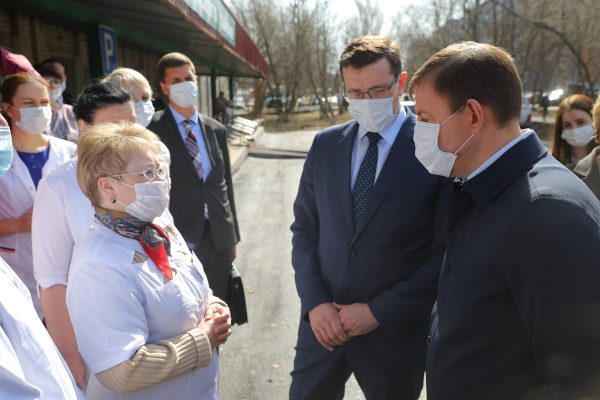 Андрей Турчак и Глеб Никитин передали поликлинике №1 Нижнего Новгорода мобильный медкомплекс
