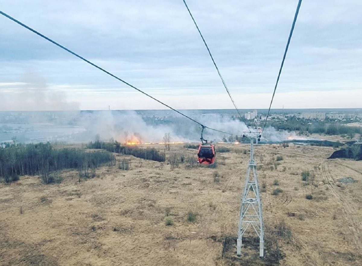 Сухая трава горела под канатной дорогой в Нижегородской области