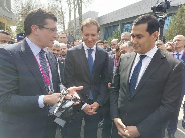 Денис Мантуров и&nbsp;Глеб Никитин приняли участие в&nbsp;церемонии передачи Узбекистану медицинских автомобилей ГАЗ