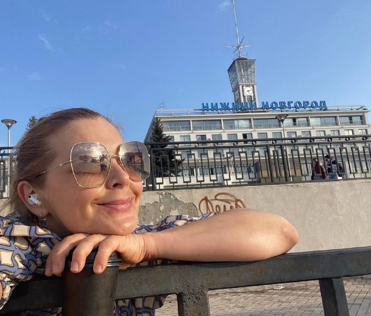 Актриса Ирина Пегова прогулялась по весеннему Нижнему Новгороду
