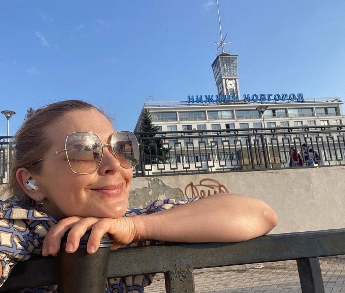 Актриса из Выксы Ирина Пегова прогулялась по Нижнем Новгороду 15 апреля  2021 года | Нижегородская правда