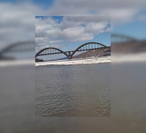 Спасатели сняли с дрейфующий льдины рыбака в Нижнем Новгороде