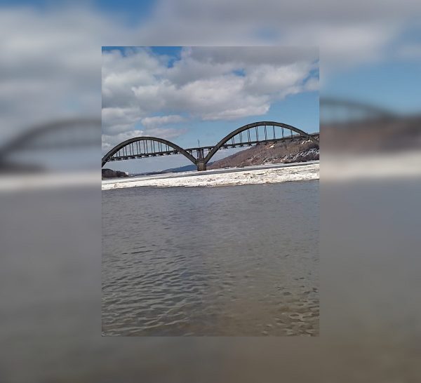 Спасатели сняли с дрейфующий льдины рыбака в Нижнем Новгороде