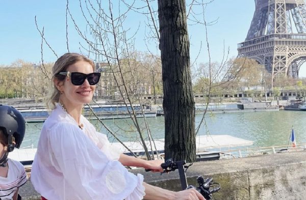 Лучезарная Наталья Водянова совершила велопрогулку по Парижу