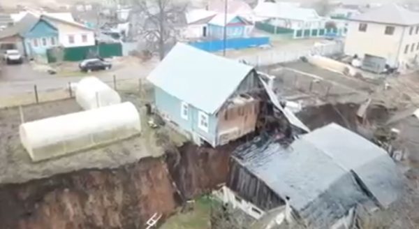 В Кстовском районе из-за провала земли дом разломило пополам