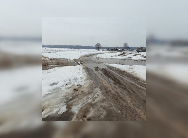 >В Нижегородской области во время паводка затопило автомобильный мост