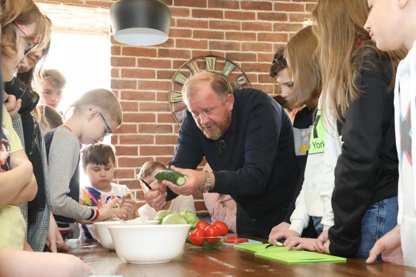Взял шефство: звёздный повар Константин Ивлев проверил нижегородскую школьную столовую