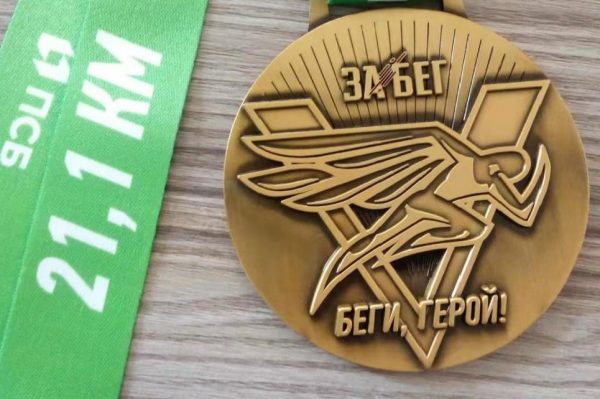 Организаторы полумарафона «Беги, герой!» создали уникальные медали к забегу в Нижнем Новгороде
