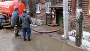 Воду из залитых подъездов на улице Энтузиастов откачали после «экскурсии в резиновых сапогах»
