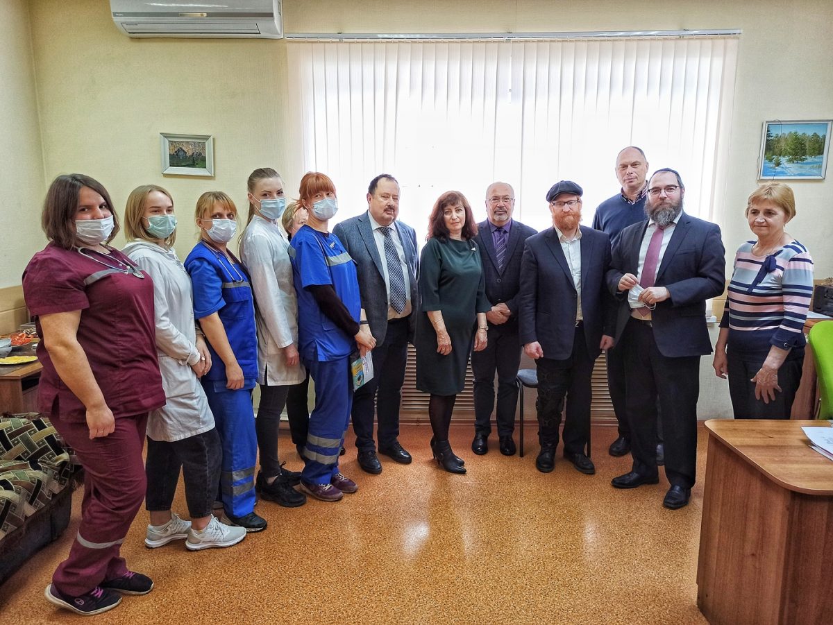 Еврейская община сделала подарки работникам нижегородской скорой помощи