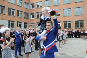 «Последний звонок» в этом году прозвенит почти для 15 тысячи нижегородских школьников