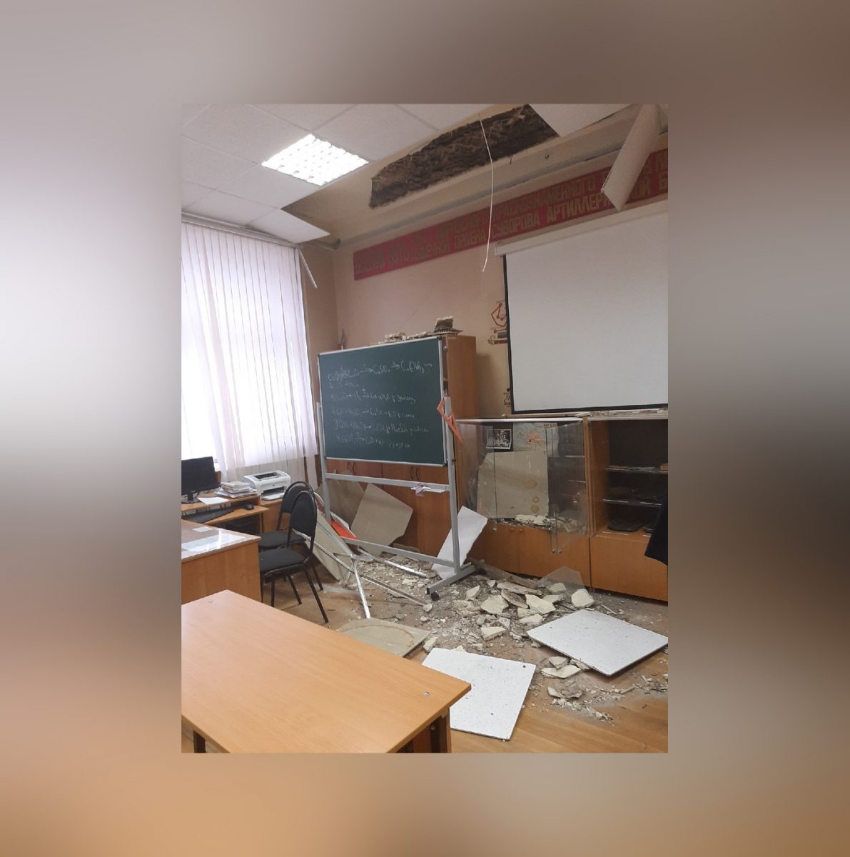 Потолок обрушился в нижегородской школе во время перемены