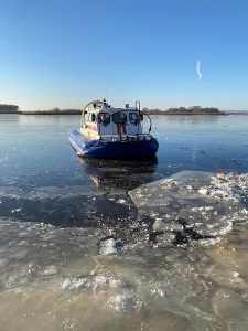 Сотрудники МЧС спасли рыбаков, которых унесло на дрейфующей льдине