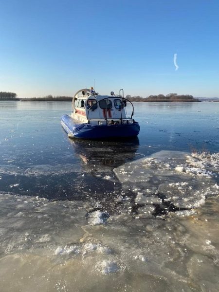 Сотрудники МЧС спасли рыбаков, которых унесло на дрейфующей льдине