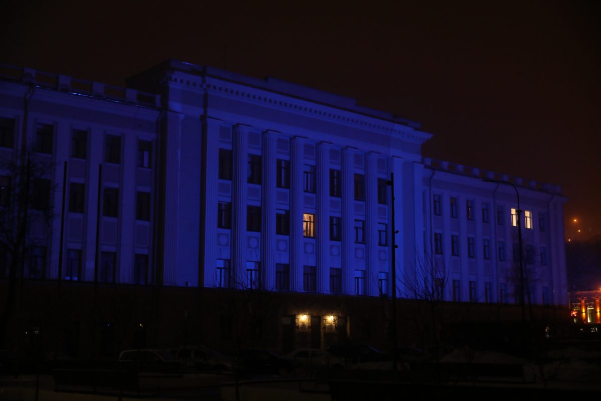 Синюю подсветку можно увидеть и на здании "Россети Центр и Приволжье"