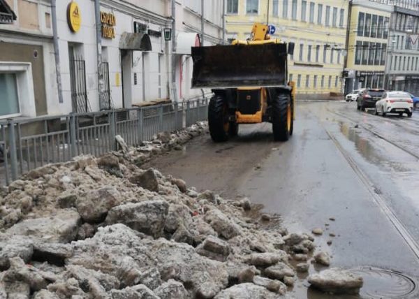 Дорожники убирают мусор с остановок и улиц Нижнего Новгорода