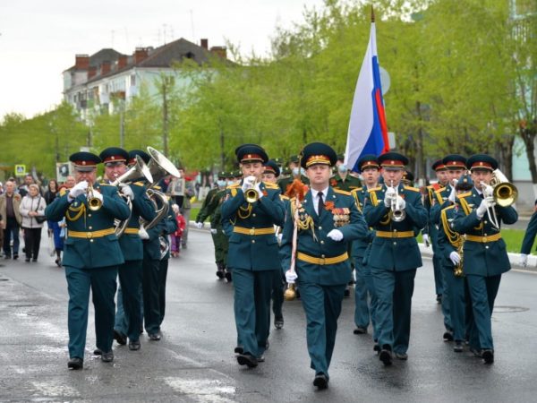 Военный парад прошел по проспекту Ленина в Дзержинске
