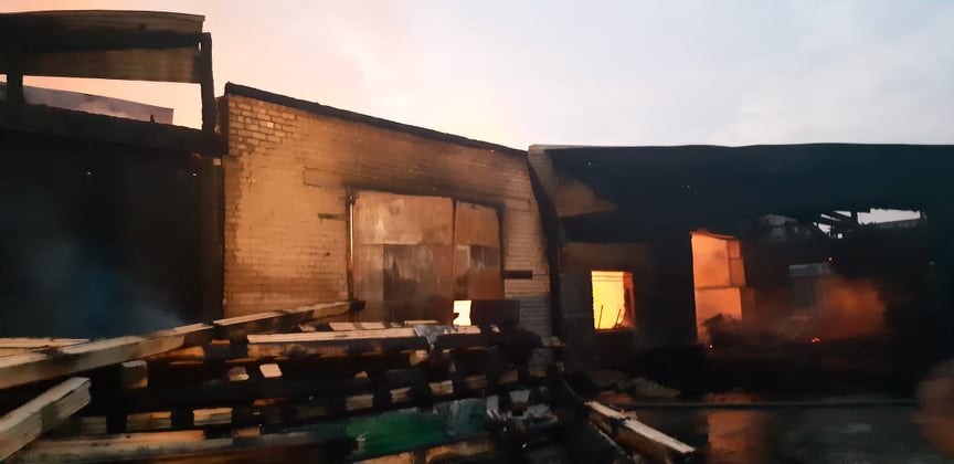 Огромная пилорама сгорела в Нижегородской области