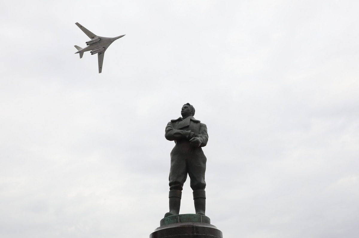 Ту-160 «Валерий Чкалов» совершил символический пролет в День Победы
