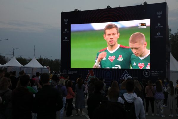 Фанаты собрались на площади Минина, чтобы посмотреть матч Кубка России на огромном экране