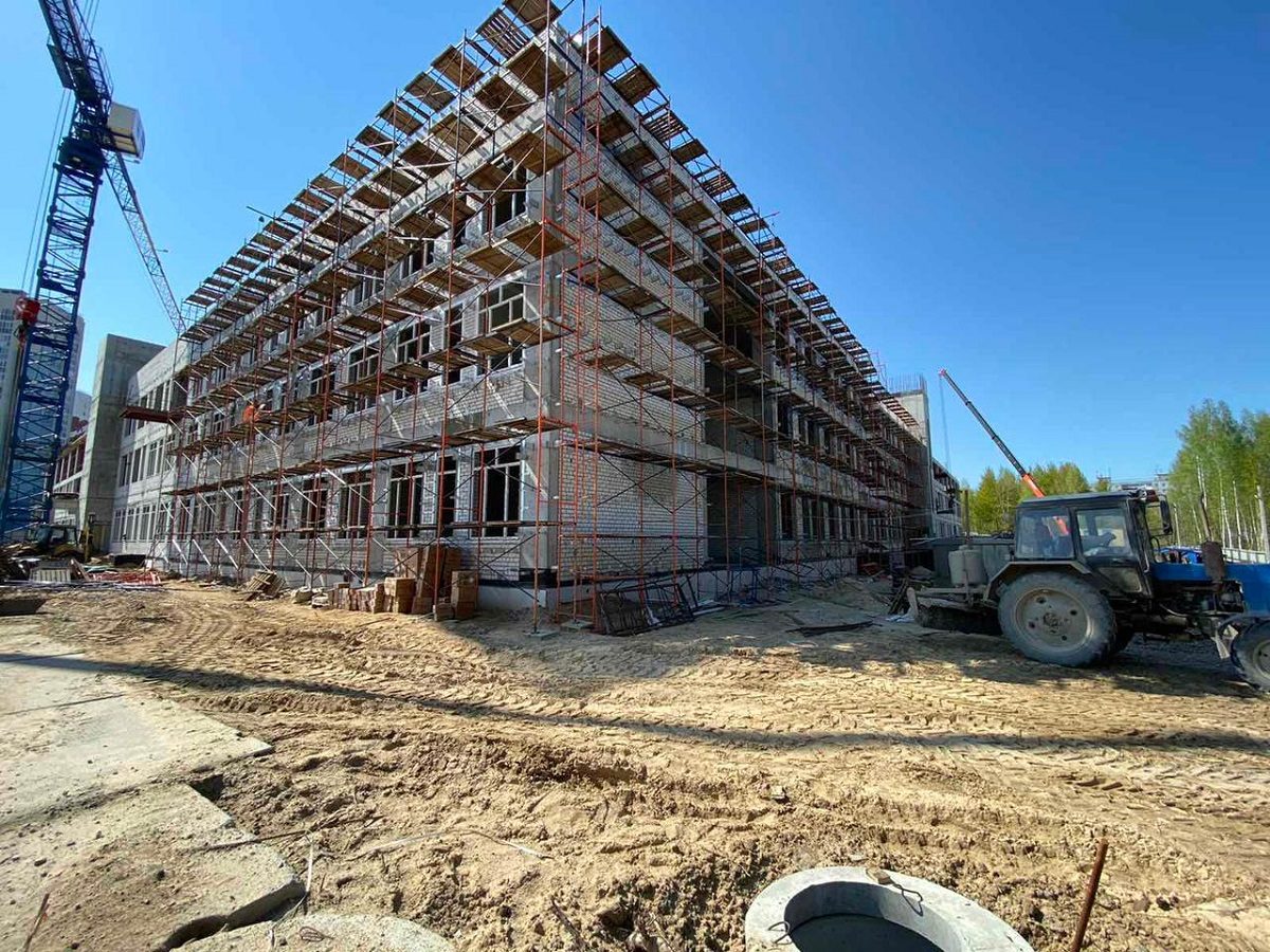Специалисты начали монтаж фасадных конструкций корпусов Школы 800