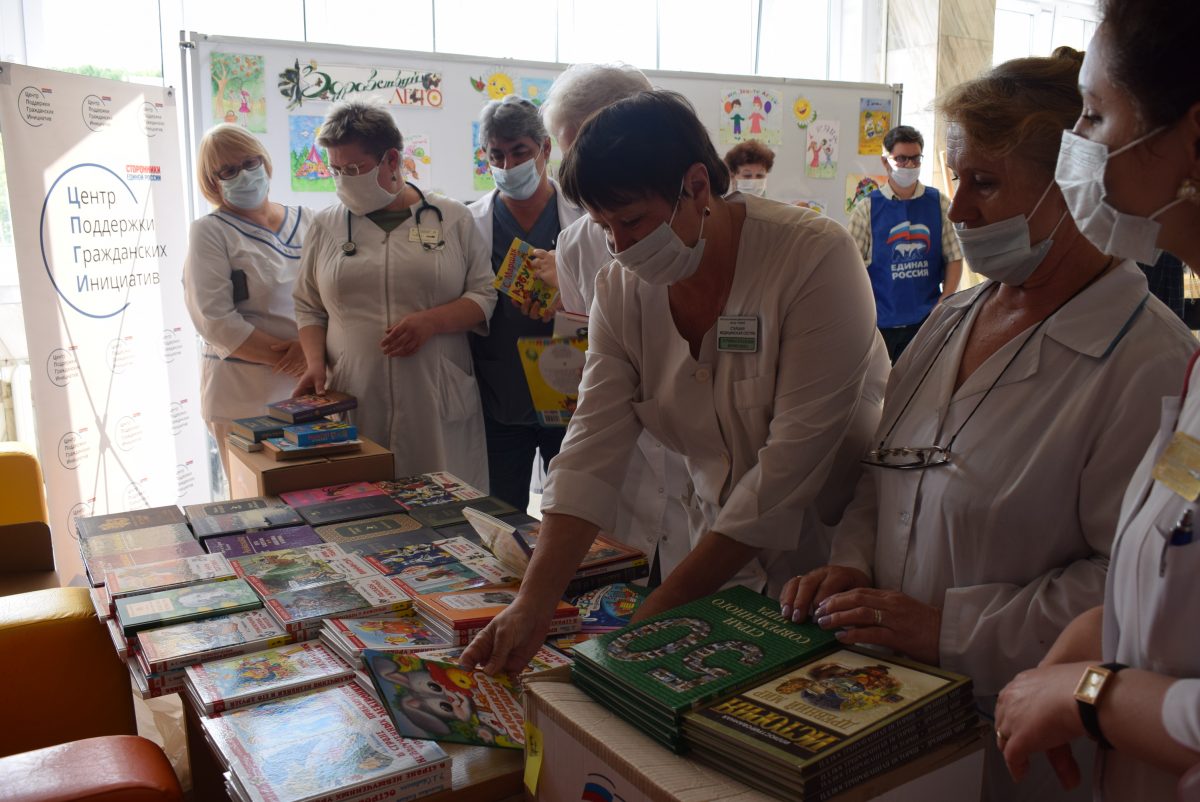 Книги и игры для маленьких пациентов нижегородские активисты передали в областную детскую больницу