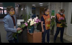 Нижегородские волонтеры поздравили медсестер с профессиональным праздником