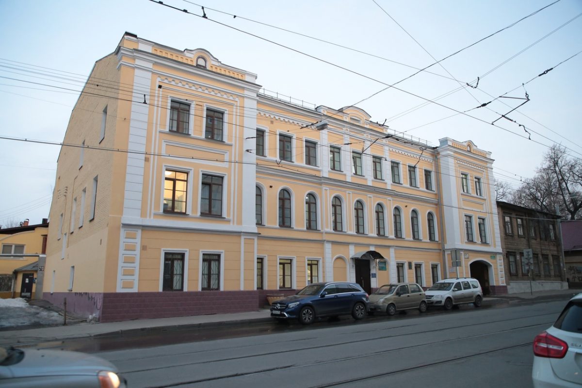 Большая часть строений на Ильинской каменная, на этой же улице располагались институт благородных девиц и первый детский приют