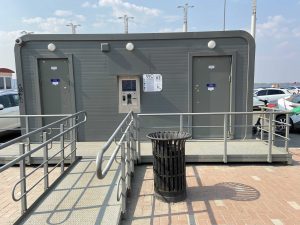 Туалет на Нижневолжской набережной убирают 3 раза в день по выходным